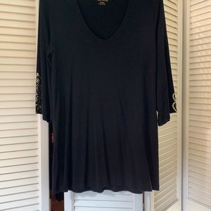 Barely worn, knit yoga top with elegant detail!
